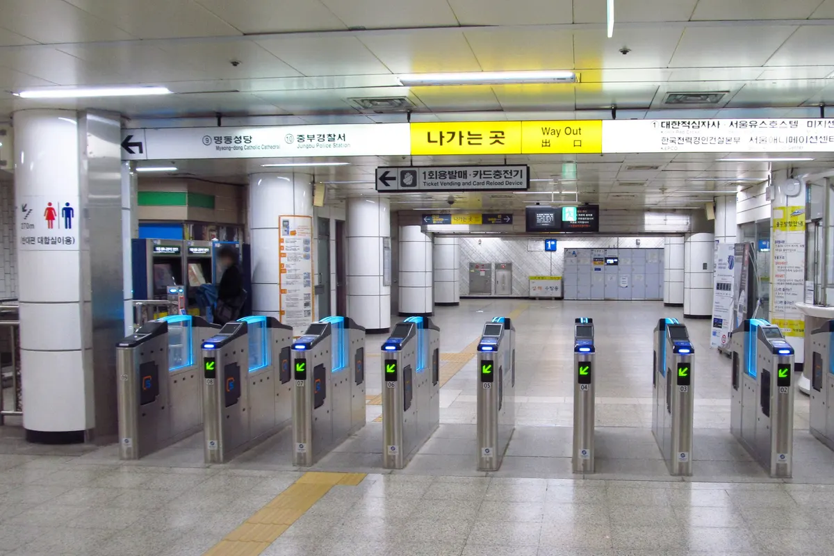 ประตูตรวจตั๋วที่สถานีมยองดง รถไฟใต้ดินโซลสาย 4 จุดที่แตะบัตร T-money เข้าและออก